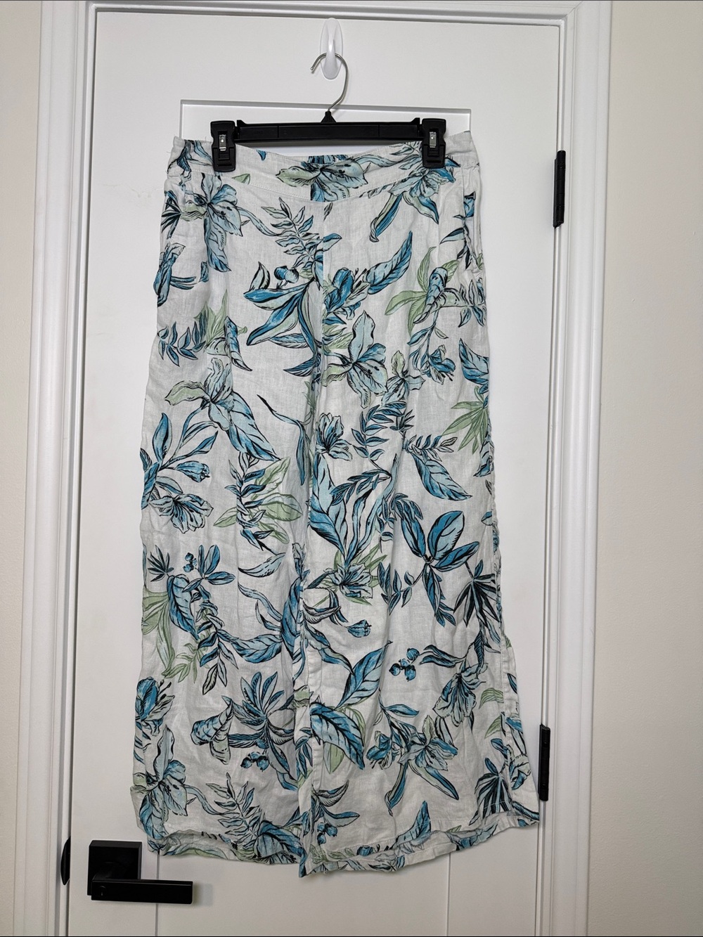 Tahari White Wide-Leg Pants with Blue and Green Leaf Print
